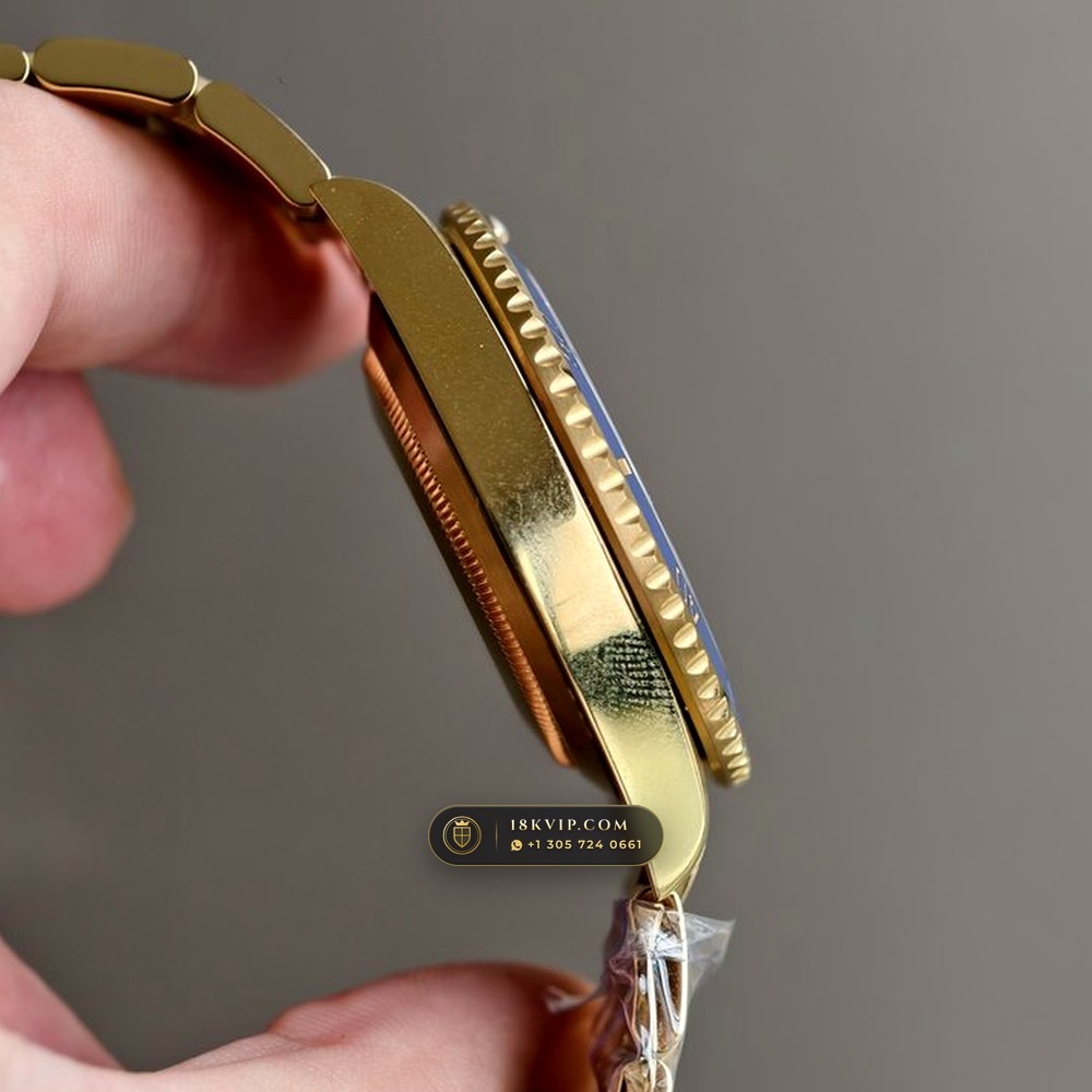 Rolex Submariner Date 41mm Bluesy Royal Blue Dial & Bezel 18K Yellow Gold Ref. 126618LB — Private Vault Edition — Studio Gallery Plate IV in 18K Yellow Gold Au750 (227.2g Verified Mass, Rolex Manufacture Cal. 3235 - 70h Power Reserve)