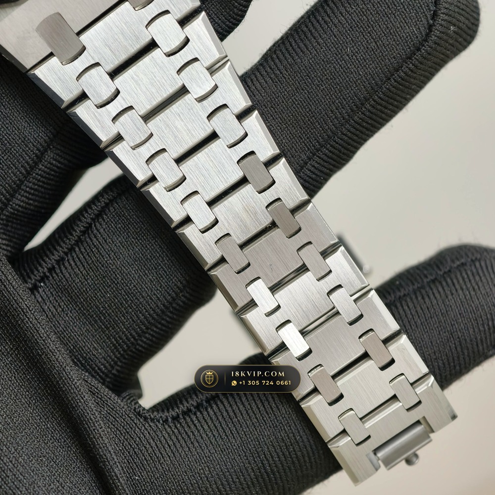 Audemars Piguet Royal Oak Selfwinding 37mm Geneva Atelier Spec Ref. 15450ST — Private Vault Edition — Studio Gallery Plate V in 904L Stainless Steel Custom Architecture (132.3g Verified Mass, Audemars Piguet Cal. 3120 / Cal. 5900)