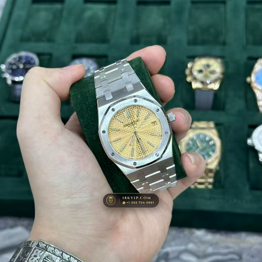Audemars Piguet Royal Oak Jumbo Extra-Thin 39mm Salmon Dial 18K White Gold Ref. 15202BC.OO.1240BC.01 — Private Vault Edition — Studio Gallery Plate X in 18K White Gold Au750 (174.3g Verified Mass, Audemars Piguet Cal. 2121 Ultra-Thin)
