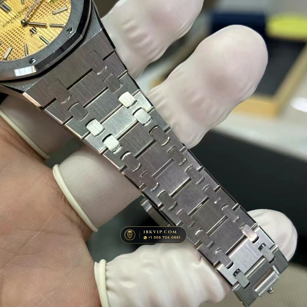Audemars Piguet Royal Oak Jumbo Extra-Thin 39mm Salmon Dial 18K White Gold Ref. 15202BC.OO.1240BC.01 — Private Vault Edition — Studio Gallery Plate IV in 18K White Gold Au750 (174.3g Verified Mass, Audemars Piguet Cal. 2121 Ultra-Thin)