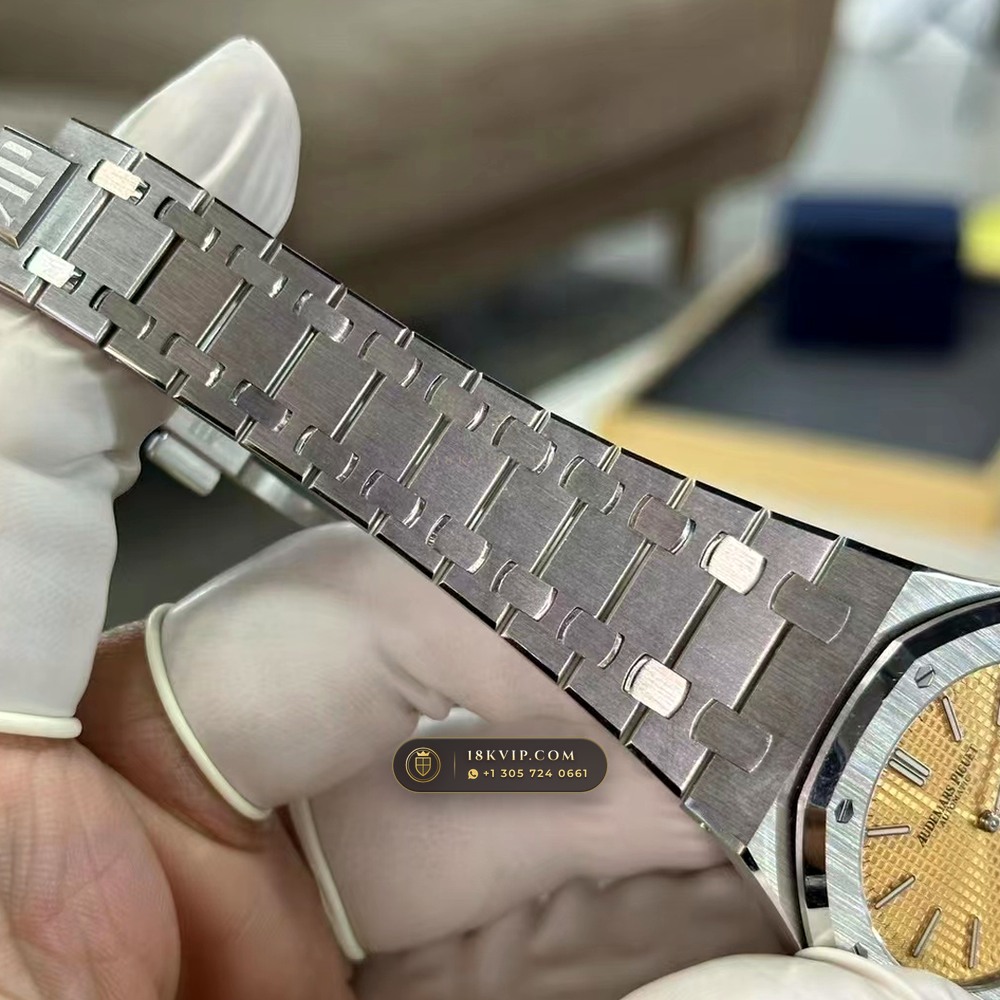 Audemars Piguet Royal Oak Jumbo Extra-Thin 39mm Salmon Dial 18K White Gold Ref. 15202BC.OO.1240BC.01 — Private Vault Edition — Studio Gallery Plate V in 18K White Gold Au750 (174.3g Verified Mass, Audemars Piguet Cal. 2121 Ultra-Thin)