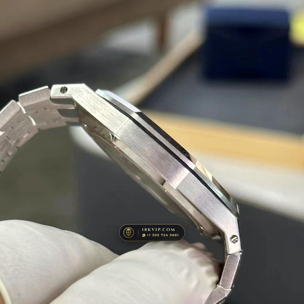 Audemars Piguet Royal Oak Jumbo Extra-Thin 39mm Salmon Dial 18K White Gold Ref. 15202BC.OO.1240BC.01 — Private Vault Edition — Studio Gallery Plate VII in 18K White Gold Au750 (174.3g Verified Mass, Audemars Piguet Cal. 2121 Ultra-Thin)
