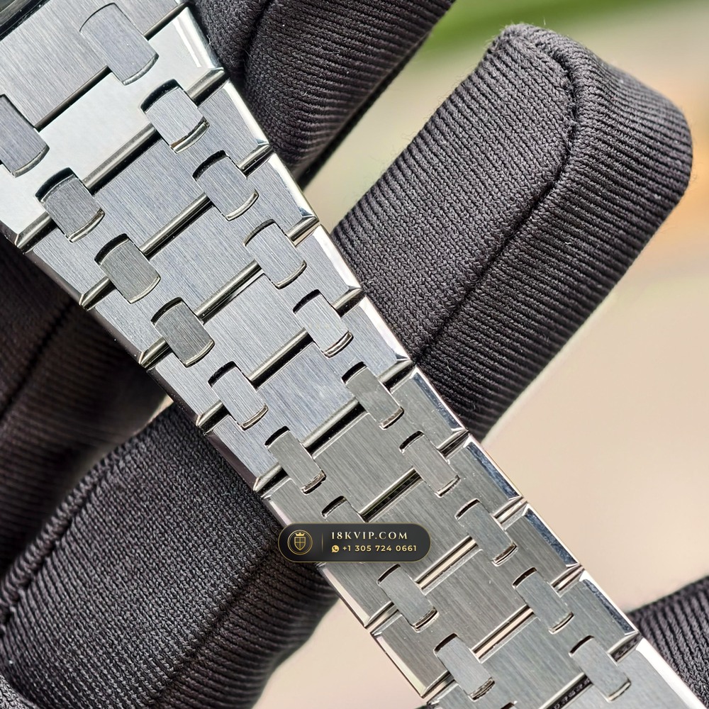 Audemars Piguet Royal Oak Selfwinding 37mm Sapphire Caseback Spec Ref. 15450ST — Private Vault Edition — Studio Gallery Plate VI in 904L Stainless Steel Custom Architecture (132.2g Verified Mass, Audemars Piguet Cal. 3120 / Cal. 5900)