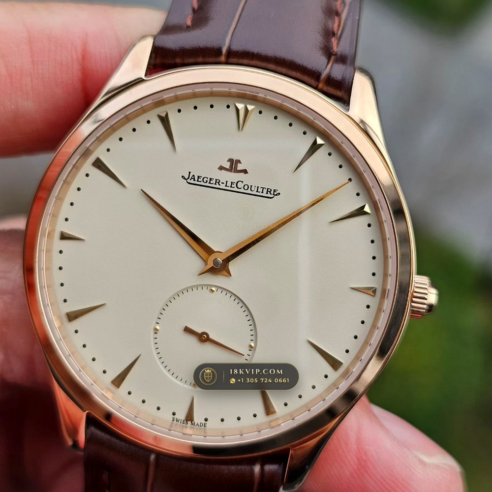 Jaeger-LeCoultre Master Ultra Thin Moon 39mm Silver Sunray Dial Authentic OEM Dial Ref. Q1368430 — Private Vault Edition — Studio Gallery Plate II in 904L Stainless Steel Custom Architecture (68.3g Verified Mass, Jaeger-LeCoultre Manufacture Cal. 925 / Cal. 899)