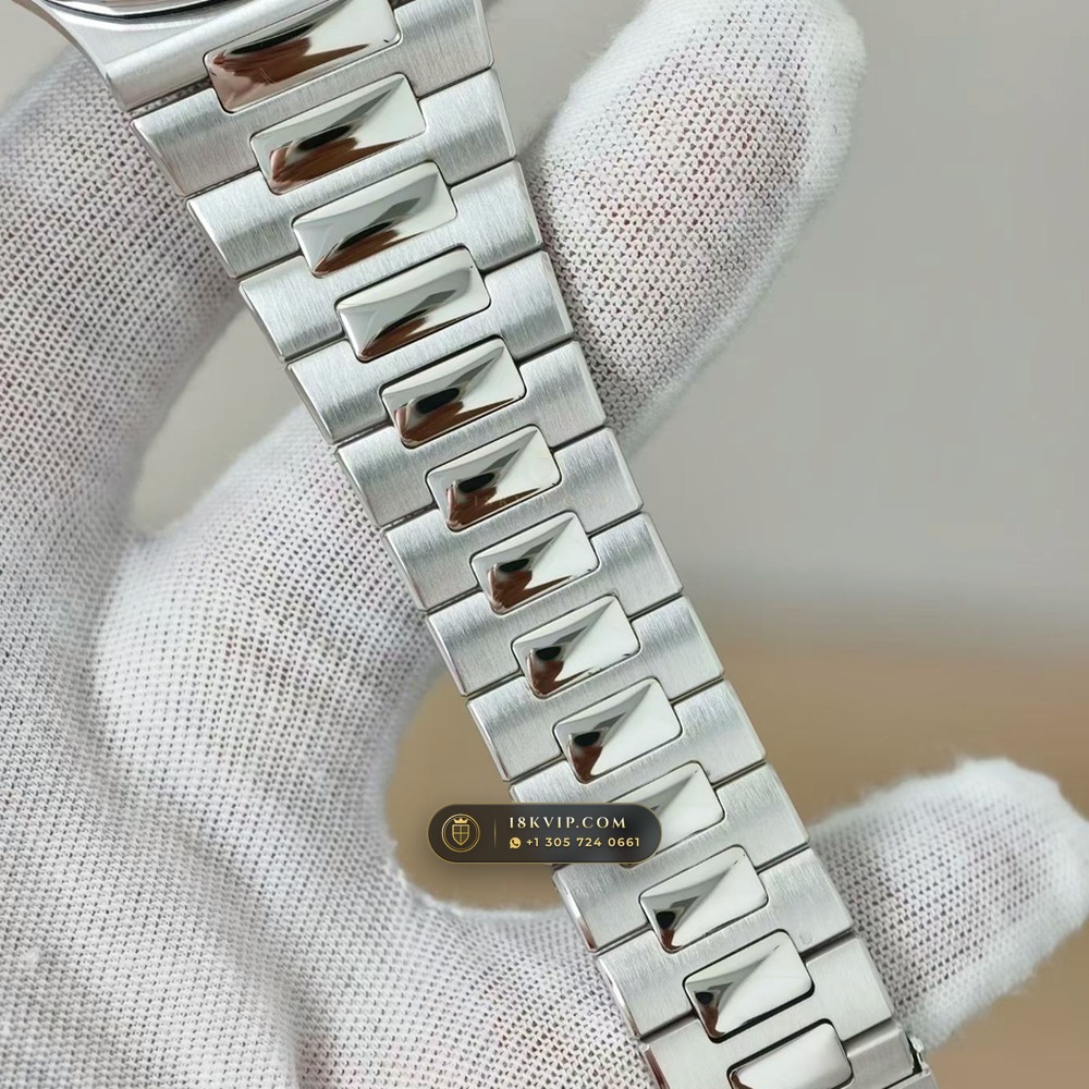 Patek Philippe Nautilus Self-Winding Baguette Emerald Bezel 950 Platinum Ref. 5711/113P-001 — Private Vault Edition — Studio Gallery Plate VI in 950 Platinum Pt950 (245.4g Verified Mass, Patek Philippe Cal. 26-330 S C / Cal. 324 S C - 21K Gold Rotor)