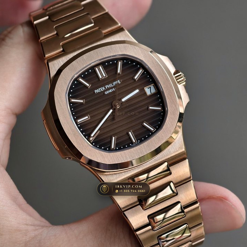 Patek Philippe Nautilus 40mm Graduated Chocolate Brown Dial 18K Rose Gold Ref. 5711/1R-001 — Private Vault Edition — Studio Gallery Plate II in 18K Rose Gold Au750 (186.5g Verified Mass, Patek Philippe Cal. 26-330 S C / Cal. 324 S C - 21K Gold Rotor)