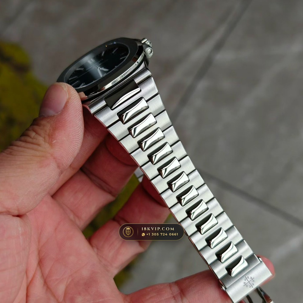 Patek Philippe Nautilus Self-Winding Custom SW Dial Free-Sprung Calibre Ref. 5711/1A-001 — Private Vault Edition — Studio Gallery Plate V in 904L Stainless Steel Custom Architecture (115.1g Verified Mass, Patek Philippe Cal. 26-330 S C / Cal. 324 S C - 21K Gold Rotor)