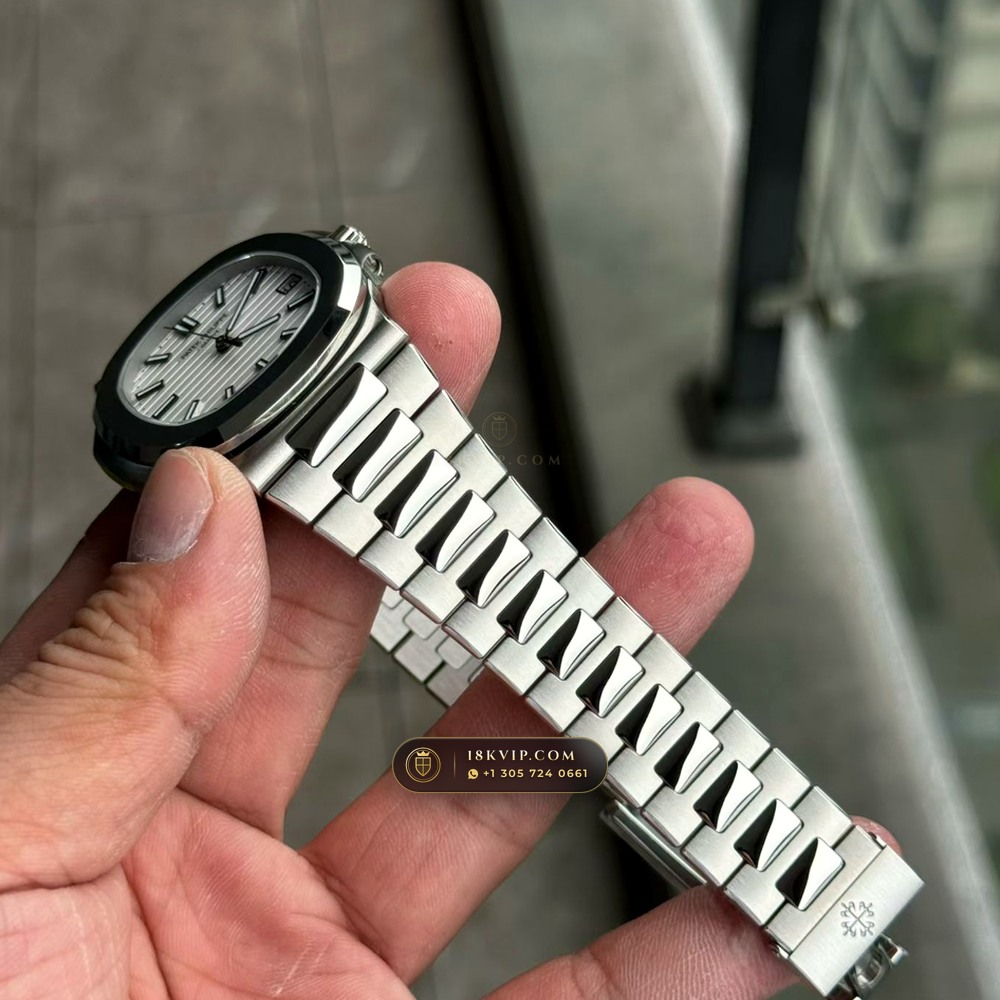 Patek Philippe Nautilus Self-Winding Geneva Atelier Spec Ref. 5711/1A-011 — Private Vault Edition — Studio Gallery Plate IV in 904L Stainless Steel Custom Architecture (114.7g Verified Mass, Patek Philippe Cal. 26-330 S C / Cal. 324 S C - 21K Gold Rotor)