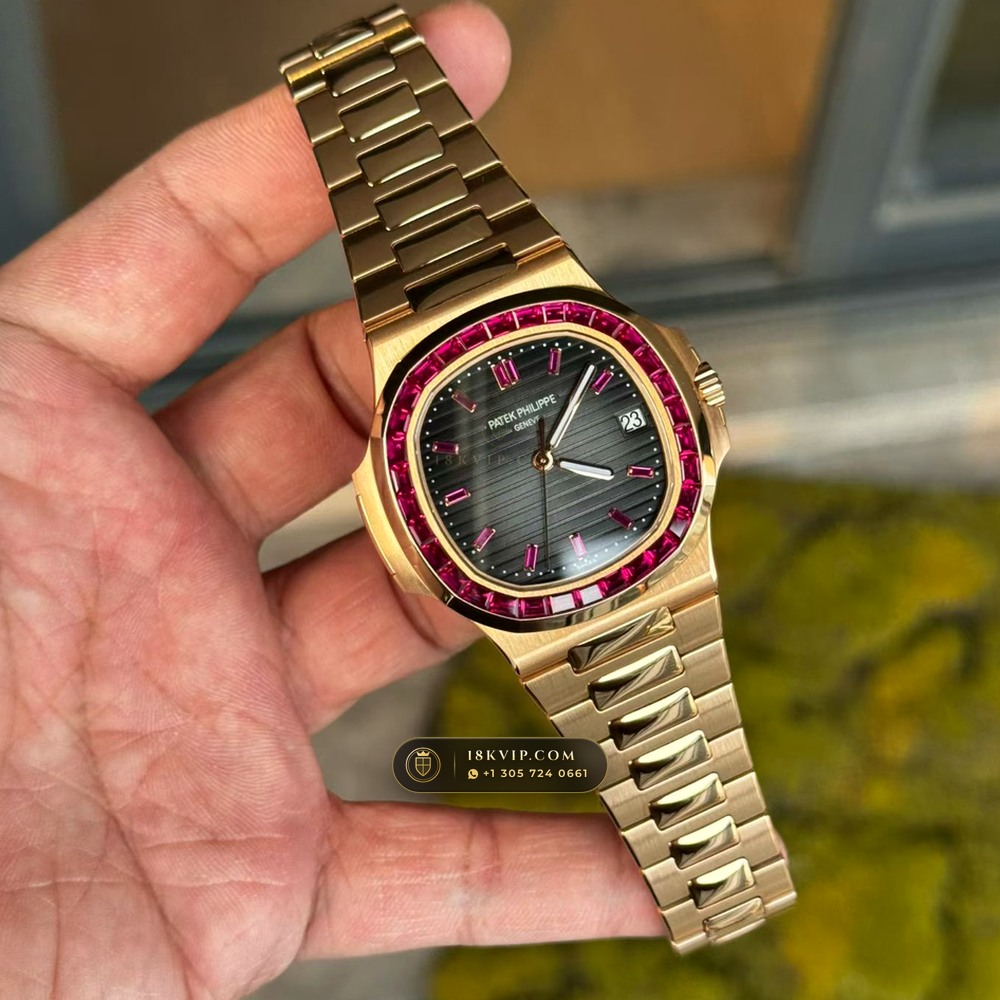 Patek Philippe Nautilus Self-Winding Diamond-Set Bezel 18K Rose Gold Ref. 5723/112R-001 — Private Vault Edition — Studio Gallery Plate II in 18K Rose Gold Au750 (186.8g Verified Mass, Patek Philippe Cal. 26-330 S C / Cal. 324 S C - 21K Gold Rotor)