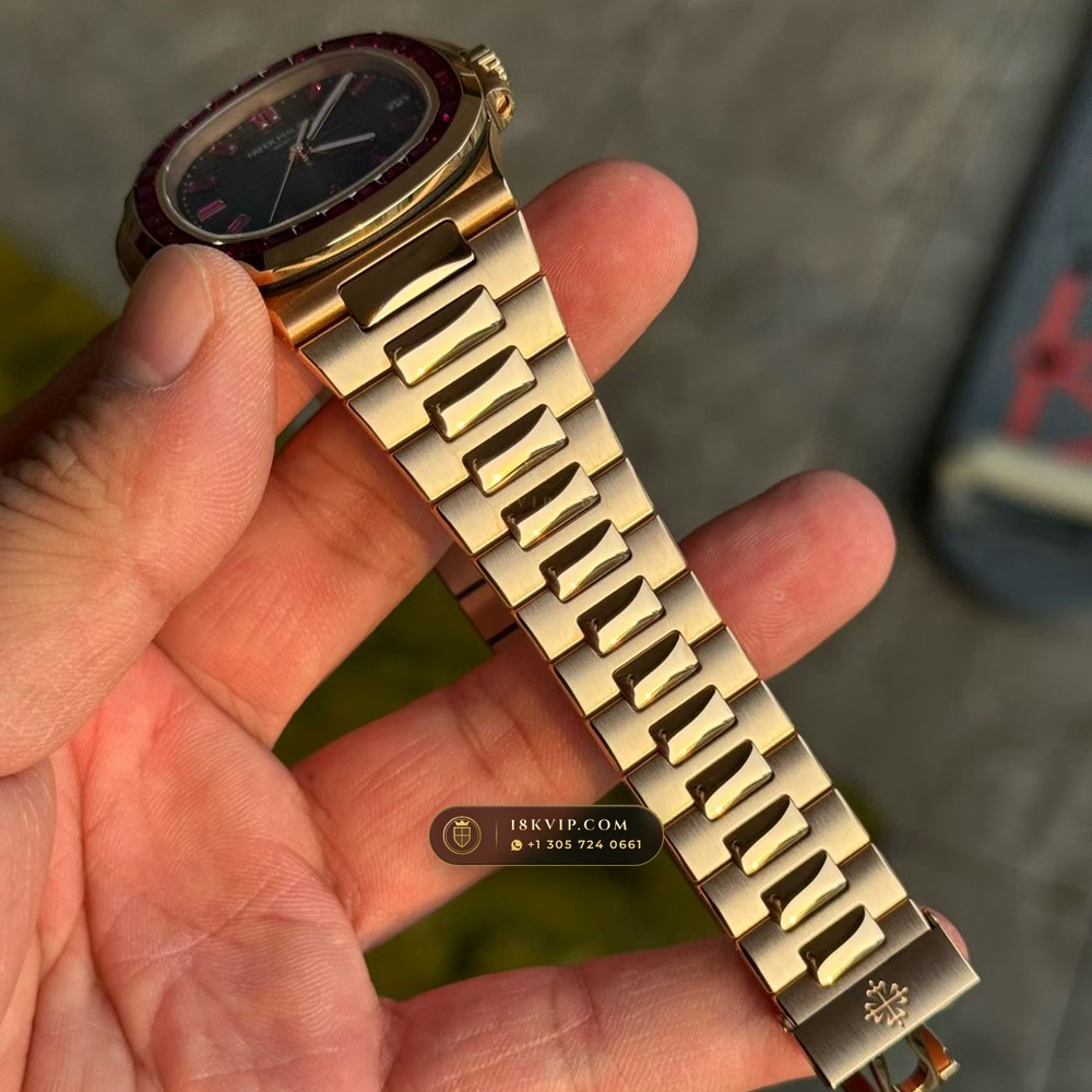 Patek Philippe Nautilus Self-Winding Diamond-Set Bezel 18K Rose Gold Ref. 5723/112R-001 — Private Vault Edition — Studio Gallery Plate III in 18K Rose Gold Au750 (186.8g Verified Mass, Patek Philippe Cal. 26-330 S C / Cal. 324 S C - 21K Gold Rotor)
