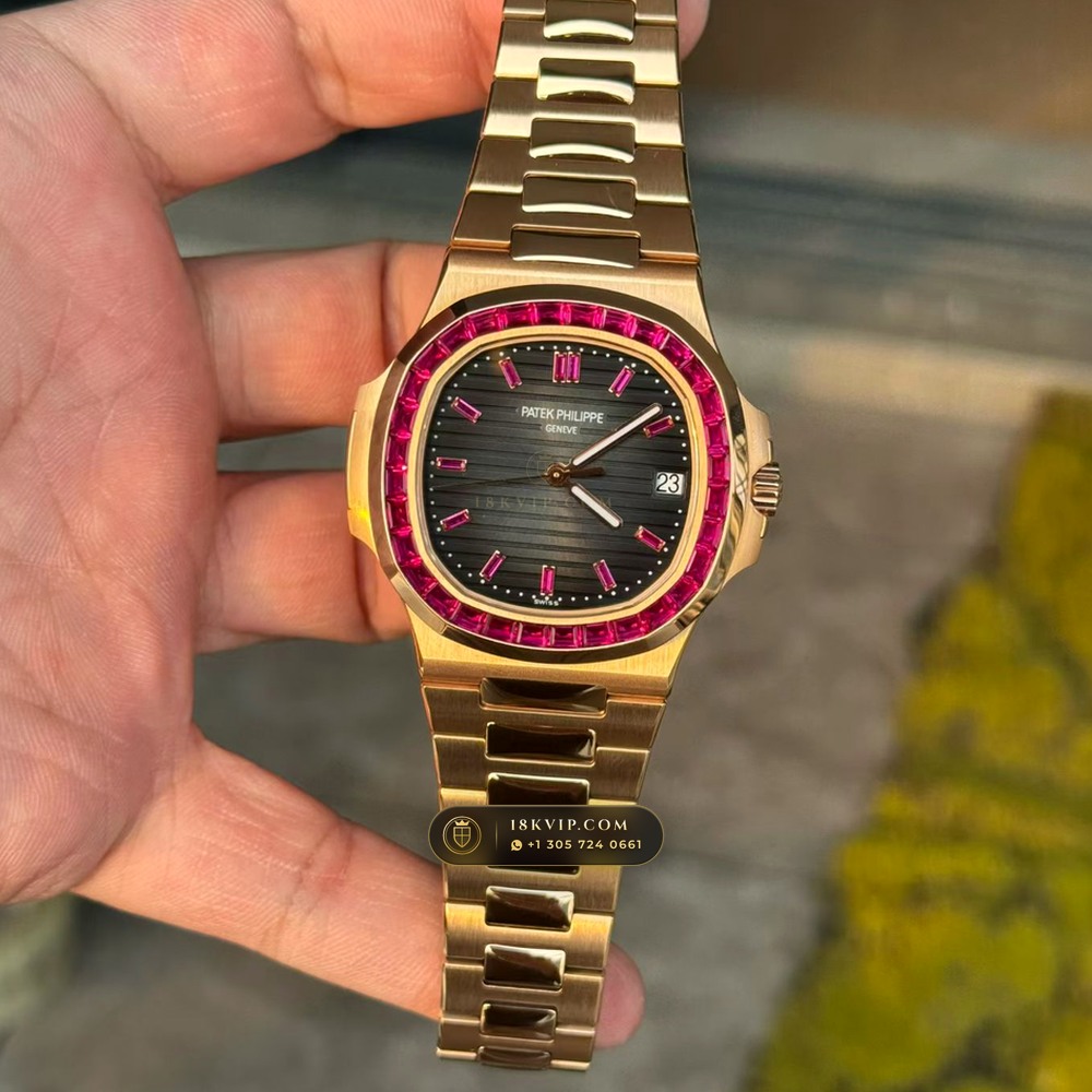 Patek Philippe Nautilus Self-Winding Diamond-Set Bezel 18K Rose Gold Ref. 5723/112R-001 — Private Vault Edition — Studio Gallery Plate IV in 18K Rose Gold Au750 (186.8g Verified Mass, Patek Philippe Cal. 26-330 S C / Cal. 324 S C - 21K Gold Rotor)
