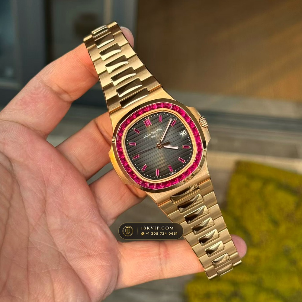 Patek Philippe Nautilus Self-Winding Diamond-Set Bezel 18K Rose Gold Ref. 5723/112R-001 — Private Vault Edition — Studio Gallery Plate V in 18K Rose Gold Au750 (186.8g Verified Mass, Patek Philippe Cal. 26-330 S C / Cal. 324 S C - 21K Gold Rotor)