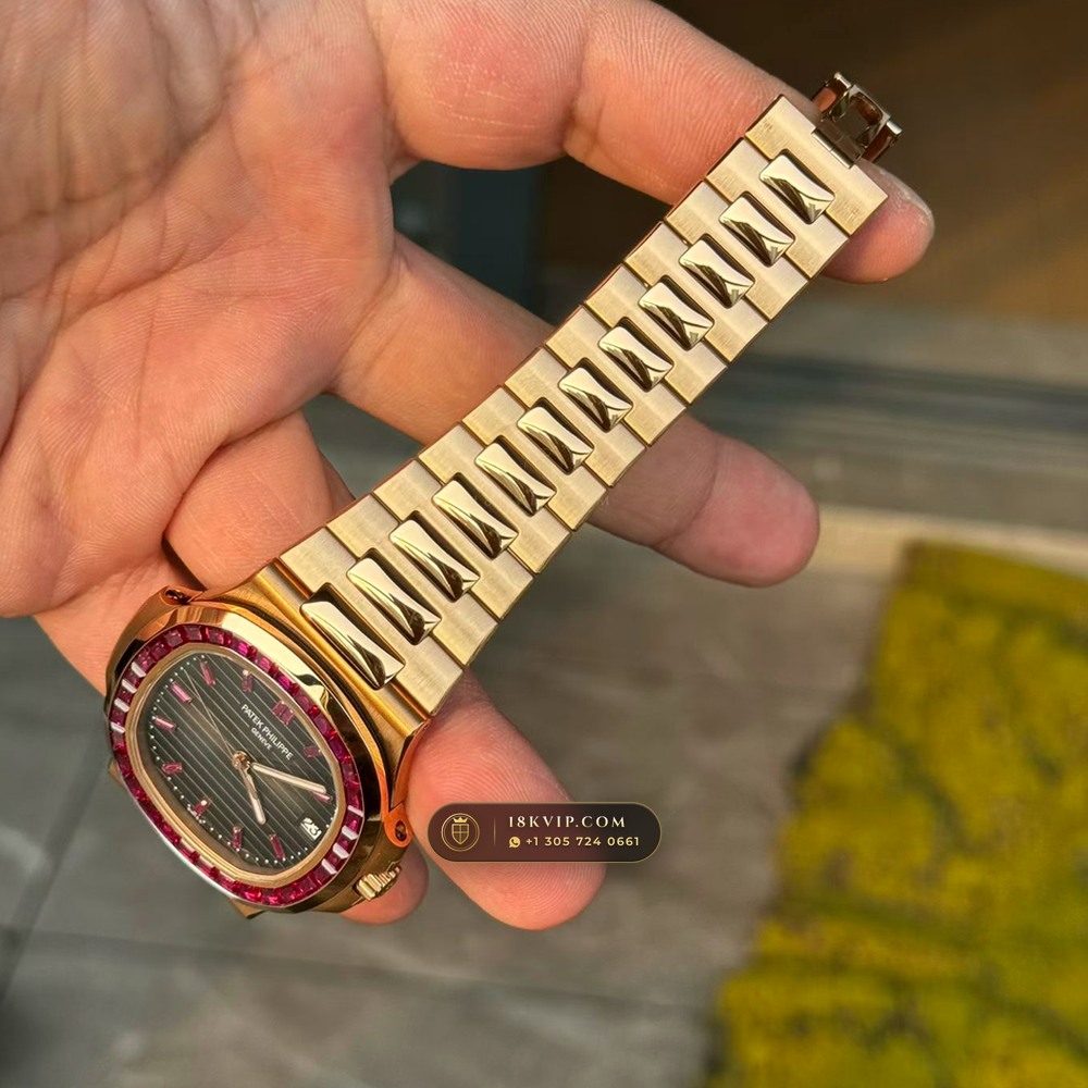 Patek Philippe Nautilus Self-Winding Diamond-Set Bezel 18K Rose Gold Ref. 5723/112R-001 — Private Vault Edition — Studio Gallery Plate VI in 18K Rose Gold Au750 (186.8g Verified Mass, Patek Philippe Cal. 26-330 S C / Cal. 324 S C - 21K Gold Rotor)