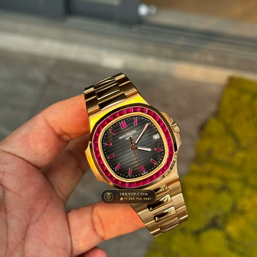 Patek Philippe Nautilus Self-Winding Diamond-Set Bezel 18K Rose Gold Ref. 5723/112R-001 — Private Vault Edition — Studio Gallery Plate IX in 18K Rose Gold Au750 (186.8g Verified Mass, Patek Philippe Cal. 26-330 S C / Cal. 324 S C - 21K Gold Rotor)