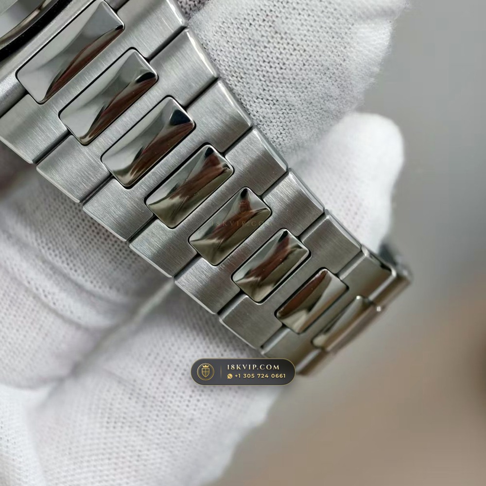 Patek Philippe Nautilus Self-Winding Geneva Atelier Spec Ref. 5711/1A — Private Vault Edition — Studio Gallery Plate VI in 904L Stainless Steel Custom Architecture (115.1g Verified Mass, Patek Philippe Cal. 26-330 S C / Cal. 324 S C - 21K Gold Rotor)