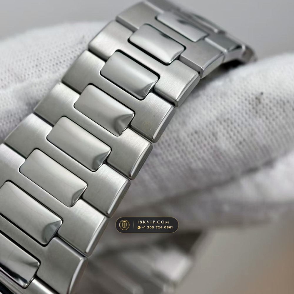 Patek Philippe Nautilus Self-Winding Geneva Atelier Spec Ref. 5711/1A — Private Vault Edition — Studio Gallery Plate VII in 904L Stainless Steel Custom Architecture (115.1g Verified Mass, Patek Philippe Cal. 26-330 S C / Cal. 324 S C - 21K Gold Rotor)