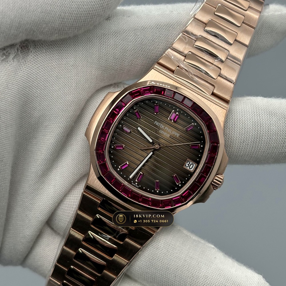 Patek Philippe Nautilus Self-Winding Diamond-Set Bezel 18K Rose Gold Geneva Atelier Spec Ref. 5723/112R-001 — Private Vault Edition — Studio Gallery Plate II in 18K Rose Gold Au750 (186.5g Verified Mass, Patek Philippe Cal. 26-330 S C / Cal. 324 S C - 21K Gold Rotor)