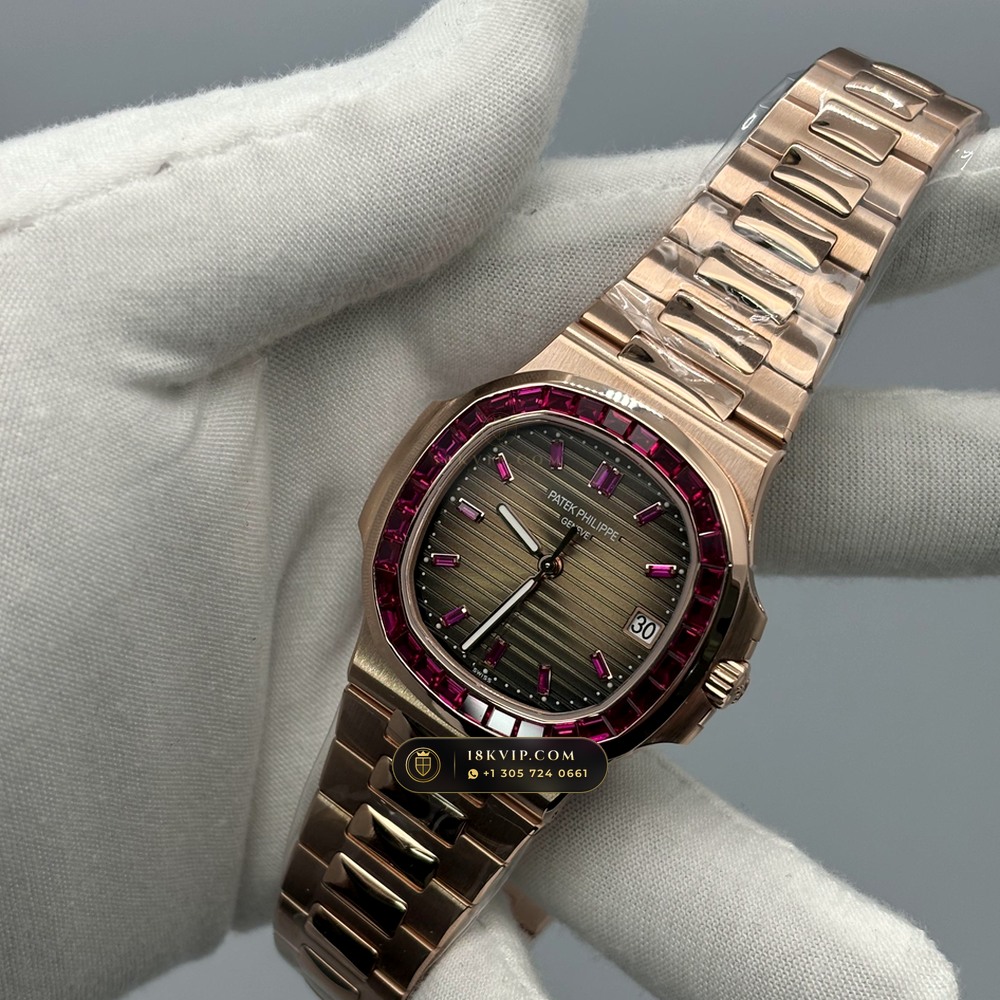 Patek Philippe Nautilus Self-Winding Diamond-Set Bezel 18K Rose Gold Geneva Atelier Spec Ref. 5723/112R-001 — Private Vault Edition — Studio Gallery Plate III in 18K Rose Gold Au750 (186.5g Verified Mass, Patek Philippe Cal. 26-330 S C / Cal. 324 S C - 21K Gold Rotor)