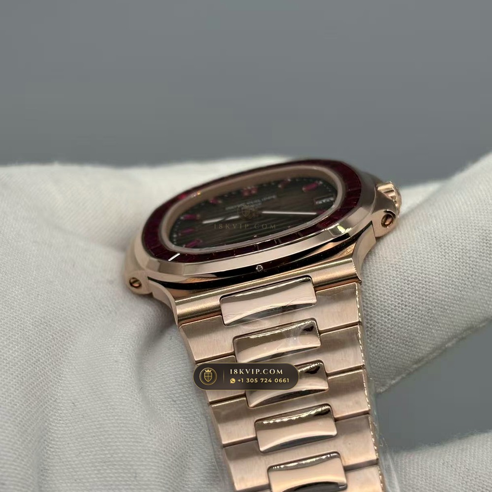 Patek Philippe Nautilus Self-Winding Diamond-Set Bezel 18K Rose Gold Geneva Atelier Spec Ref. 5723/112R-001 — Private Vault Edition — Studio Gallery Plate IV in 18K Rose Gold Au750 (186.5g Verified Mass, Patek Philippe Cal. 26-330 S C / Cal. 324 S C - 21K Gold Rotor)