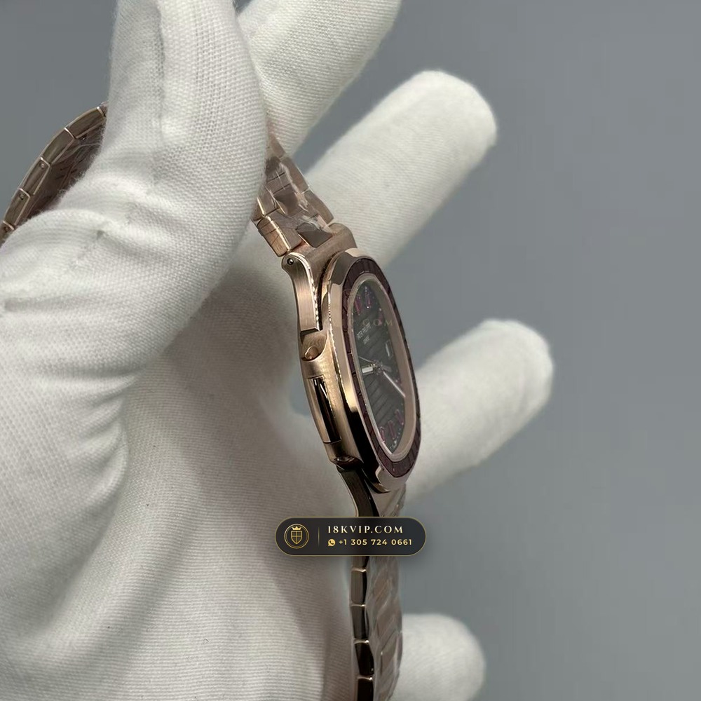 Patek Philippe Nautilus Self-Winding Diamond-Set Bezel 18K Rose Gold Geneva Atelier Spec Ref. 5723/112R-001 — Private Vault Edition — Studio Gallery Plate V in 18K Rose Gold Au750 (186.5g Verified Mass, Patek Philippe Cal. 26-330 S C / Cal. 324 S C - 21K Gold Rotor)