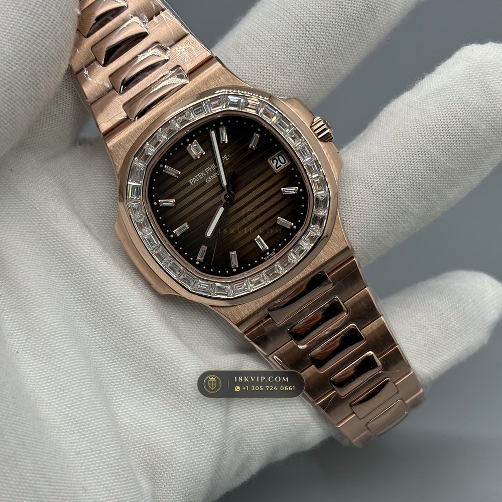 Patek Philippe Nautilus Self-Winding Diamond-Set Bezel 18K Rose Gold Ref. 5723/1R — Private Vault Edition — Studio Gallery Plate II in 18K Rose Gold Au750 (186.6g Verified Mass, Patek Philippe Cal. 26-330 S C / Cal. 324 S C - 21K Gold Rotor)