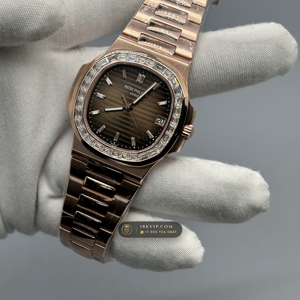 Patek Philippe Nautilus Self-Winding Diamond-Set Bezel 18K Rose Gold Ref. 5723/1R — Private Vault Edition — Studio Gallery Plate III in 18K Rose Gold Au750 (186.6g Verified Mass, Patek Philippe Cal. 26-330 S C / Cal. 324 S C - 21K Gold Rotor)