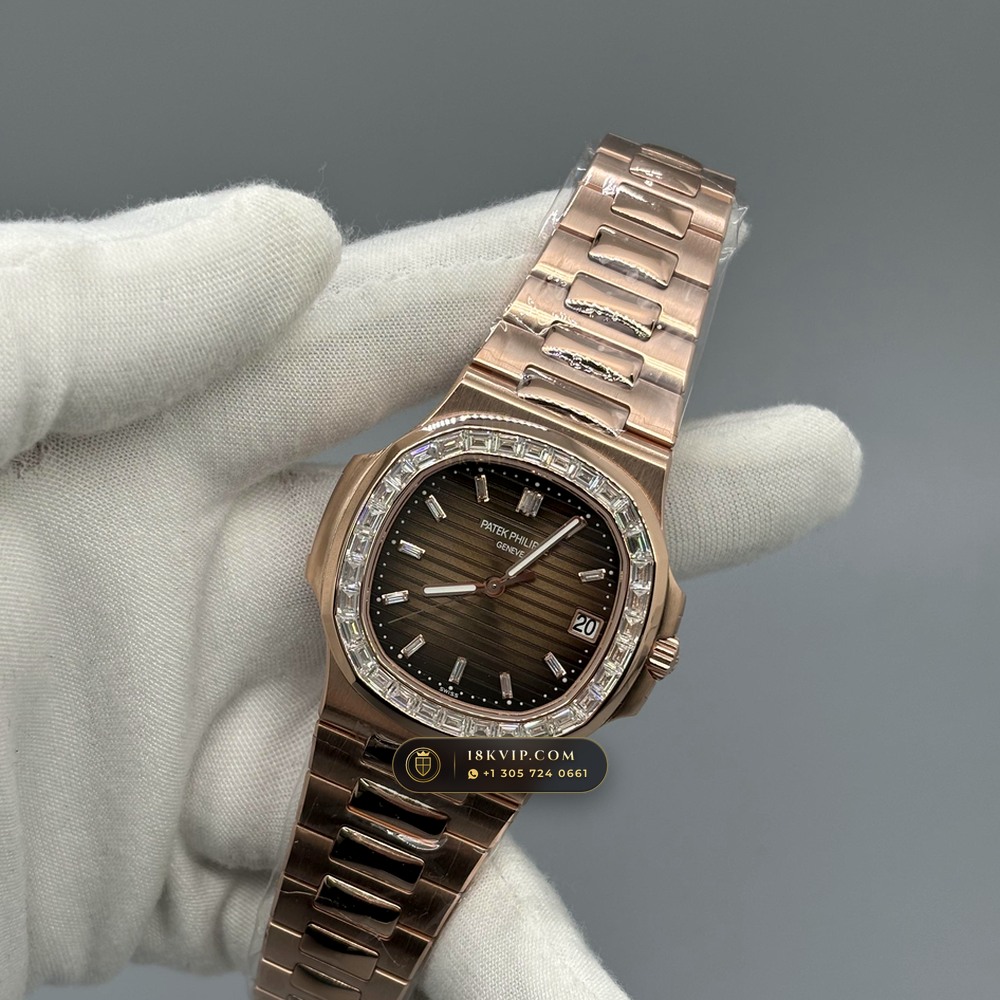 Patek Philippe Nautilus Self-Winding Diamond-Set Bezel 18K Rose Gold Ref. 5723/1R — Private Vault Edition — Studio Gallery Plate IV in 18K Rose Gold Au750 (186.6g Verified Mass, Patek Philippe Cal. 26-330 S C / Cal. 324 S C - 21K Gold Rotor)
