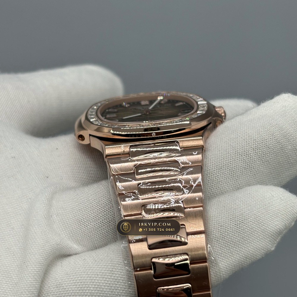 Patek Philippe Nautilus Self-Winding Diamond-Set Bezel 18K Rose Gold Ref. 5723/1R — Private Vault Edition — Studio Gallery Plate V in 18K Rose Gold Au750 (186.6g Verified Mass, Patek Philippe Cal. 26-330 S C / Cal. 324 S C - 21K Gold Rotor)