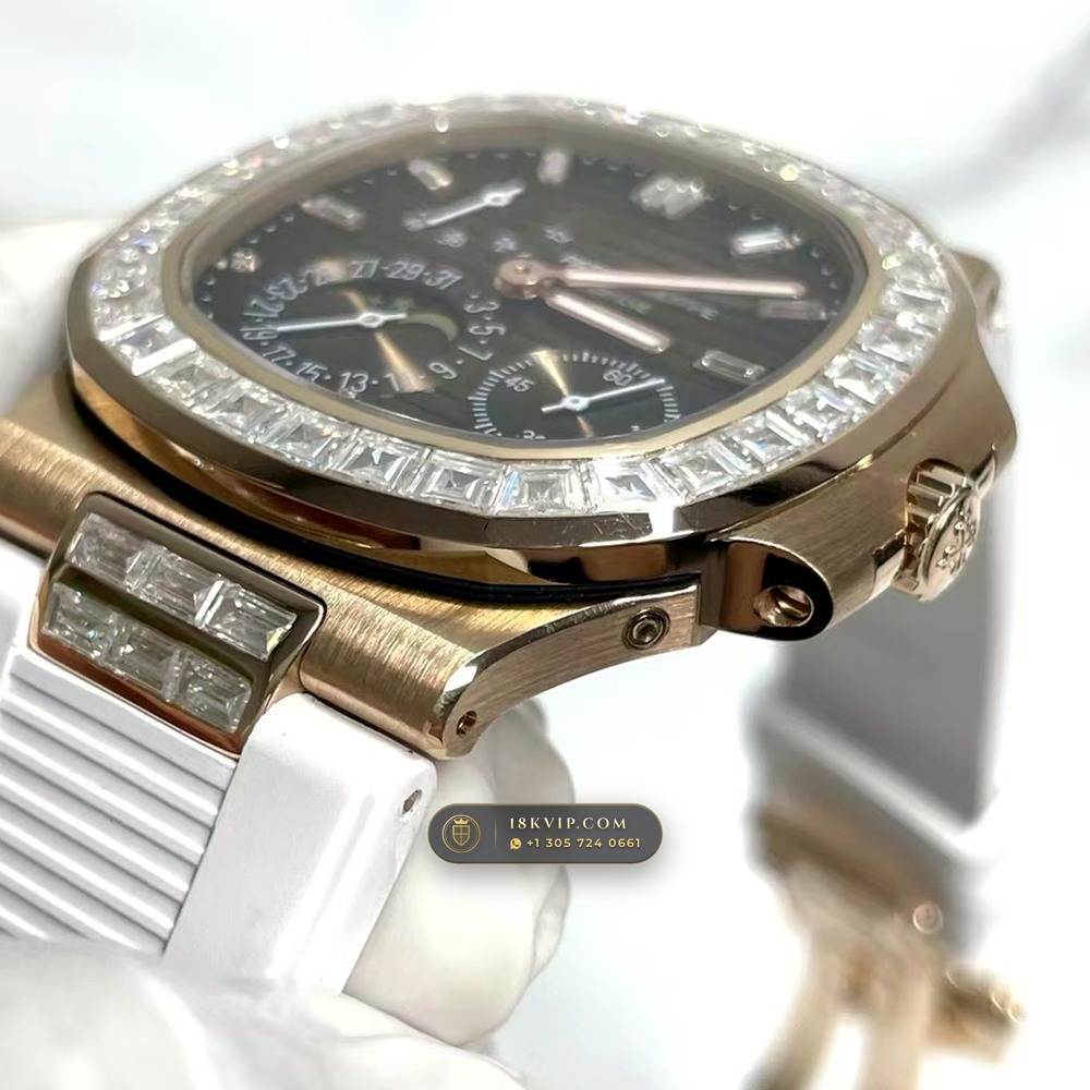 Patek Philippe Nautilus Moonphase Baguette Diamond Bezel 18K Rose Gold Ref. 5724R-001 — Private Vault Edition — Studio Gallery Plate VI in 18K Rose Gold Au750 (138.4g Verified Mass, Patek Philippe Cal. 240 PS IRM C LU - 22K Gold Micro-Rotor)