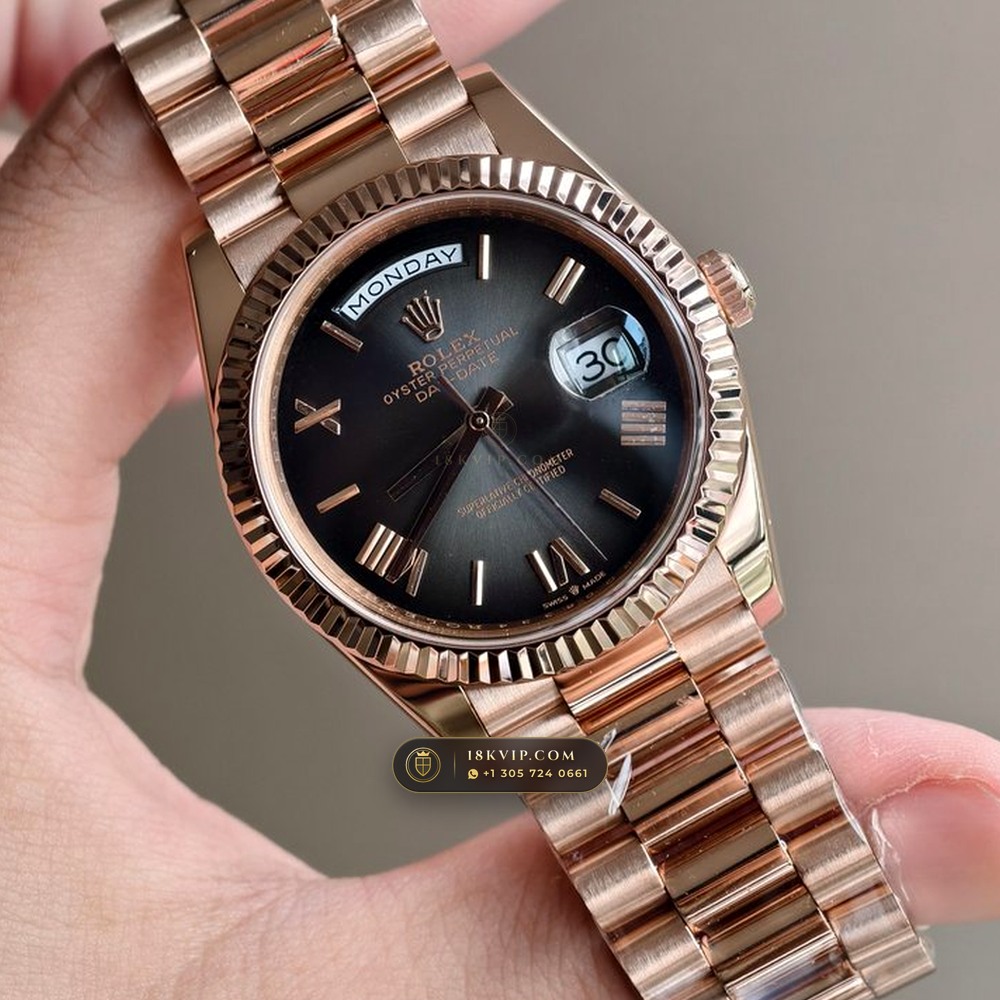 Rolex Day-Date 40 Graduated Slate Ombre Dial 18K Everose Gold Ref. 228235 — Private Vault Edition — Studio Gallery Plate II in 18K Rose Gold Au750 (210.3g Verified Mass, Rolex Manufacture Cal. 3255 - 70h Power Reserve)