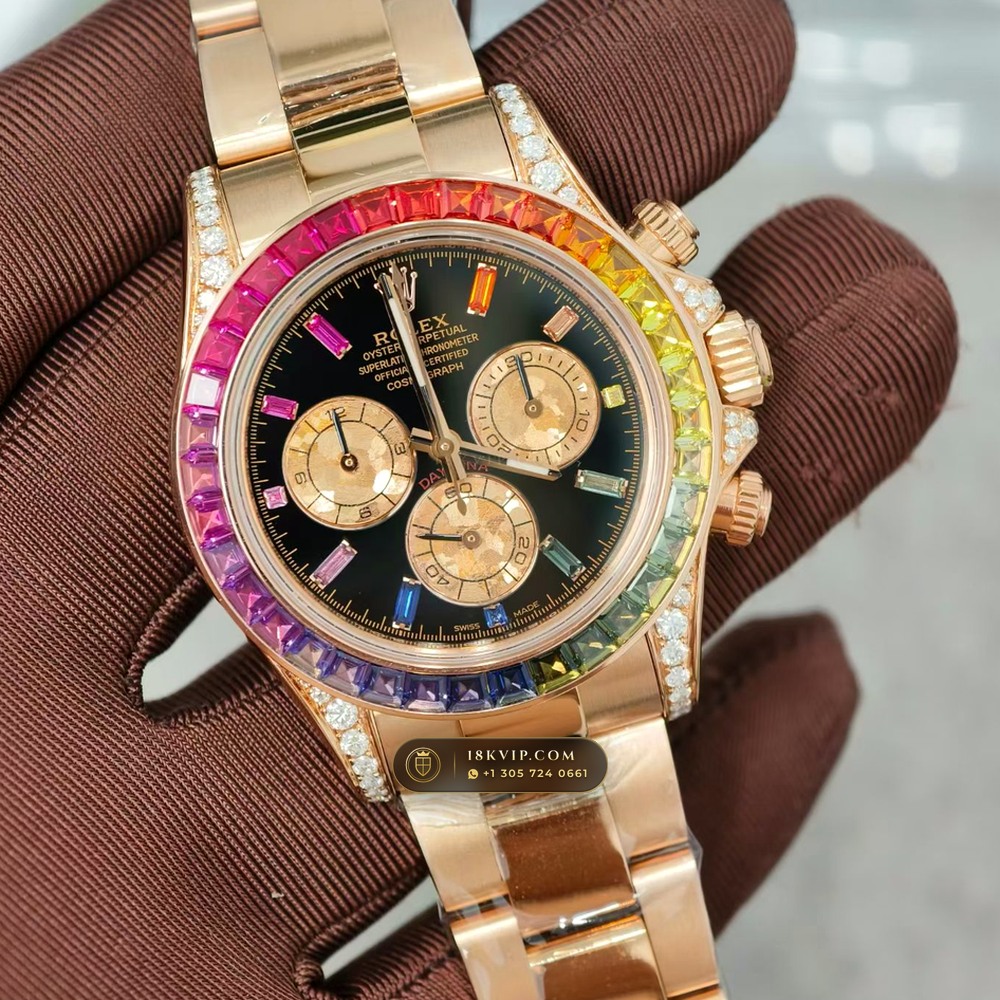 Rolex Cosmograph Daytona Rainbow Sapphire Bezel 18K Everose Gold Deep Crystal Optics Ref. 116595RBOW — Private Vault Edition — Studio Gallery Plate II in 18K Rose Gold Au750 (216.8g Verified Mass, Rolex Manufacture Cal. 4130 - 72h Power Reserve)