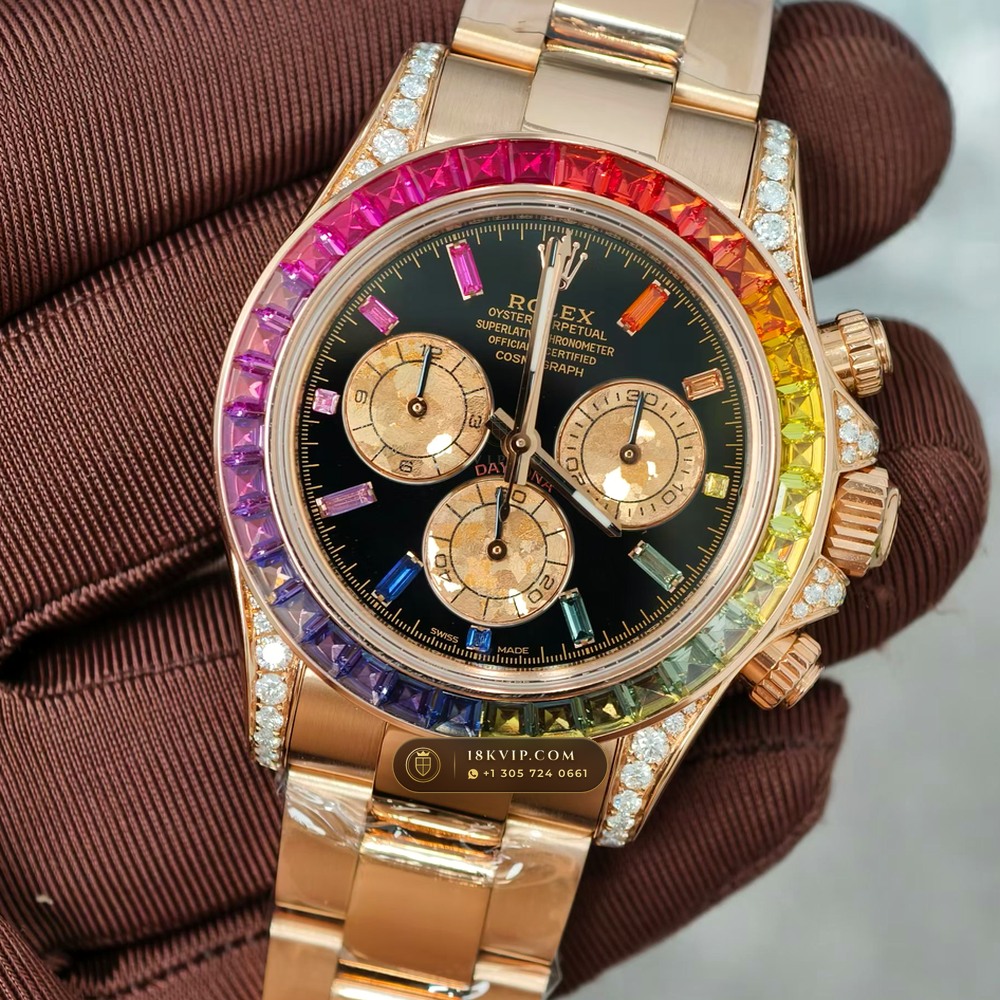 Rolex Cosmograph Daytona Rainbow Sapphire Bezel 18K Everose Gold Deep Crystal Optics Ref. 116595RBOW — Private Vault Edition — Studio Gallery Plate III in 18K Rose Gold Au750 (216.8g Verified Mass, Rolex Manufacture Cal. 4130 - 72h Power Reserve)
