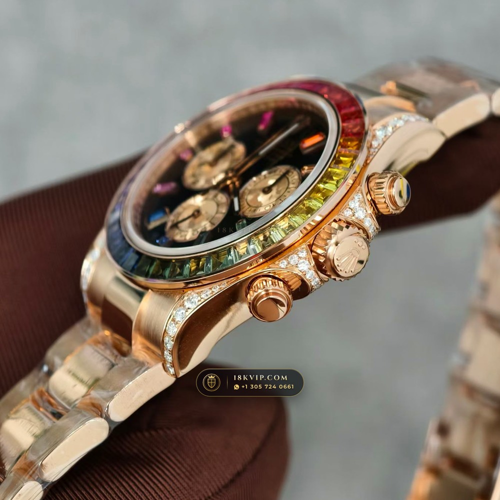 Rolex Cosmograph Daytona Rainbow Sapphire Bezel 18K Everose Gold Deep Crystal Optics Ref. 116595RBOW — Private Vault Edition — Studio Gallery Plate V in 18K Rose Gold Au750 (216.8g Verified Mass, Rolex Manufacture Cal. 4130 - 72h Power Reserve)