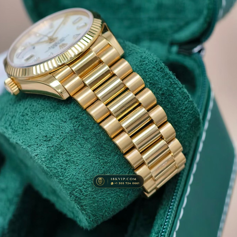 Rolex Day-Date 36 Iridescent Natural Mother-of-Pearl Dial 18K Yellow Gold Ref. 128238 — Private Vault Edition — Studio Gallery Plate V in 18K Yellow Gold Au750 (183.4g Verified Mass, Rolex Manufacture Cal. 3255 - 70h Power Reserve)