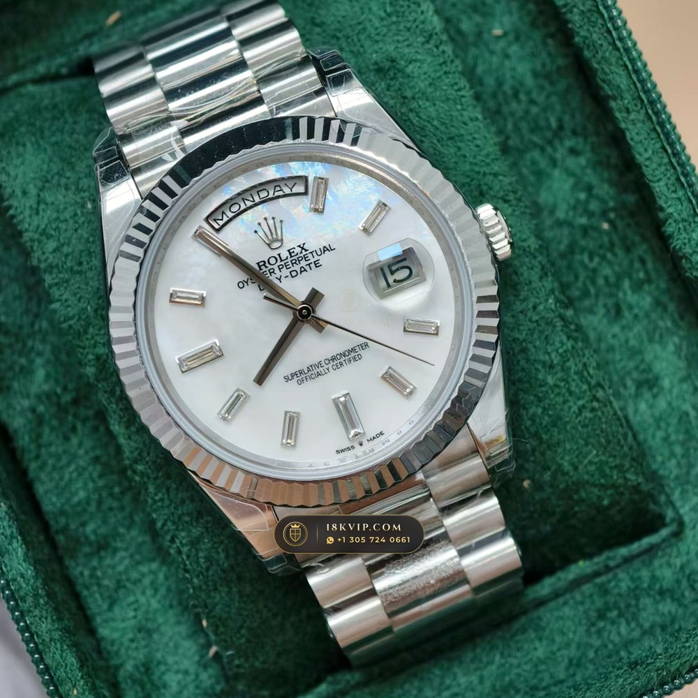 Rolex Day-Date 40 Iridescent Natural Mother-of-Pearl Dial 18K Everose Gold Ref. 228235 — Private Vault Edition — Studio Gallery Plate II in 18K Rose Gold Au750 (210.9g Verified Mass, Rolex Manufacture Cal. 3255 - 70h Power Reserve)