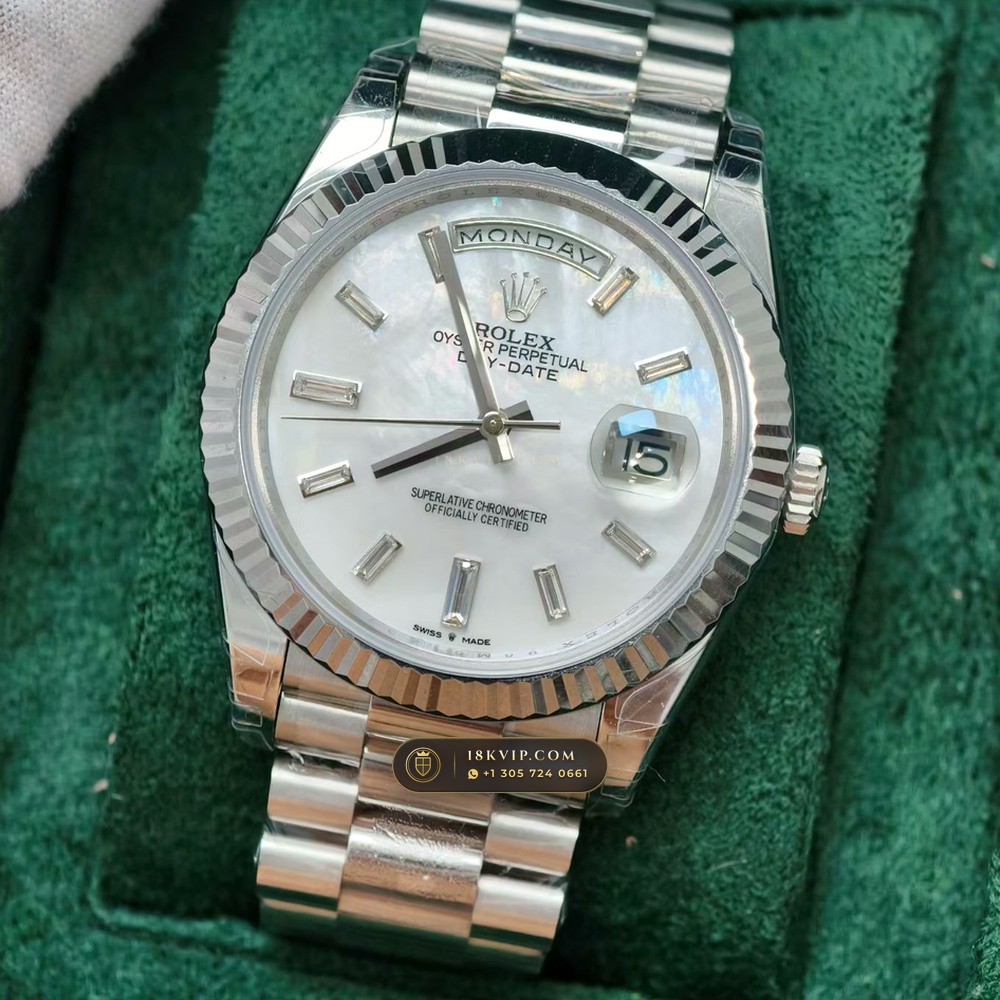 Rolex Day-Date 40 Iridescent Natural Mother-of-Pearl Dial 18K Everose Gold Ref. 228235 — Private Vault Edition — Studio Gallery Plate III in 18K Rose Gold Au750 (210.9g Verified Mass, Rolex Manufacture Cal. 3255 - 70h Power Reserve)