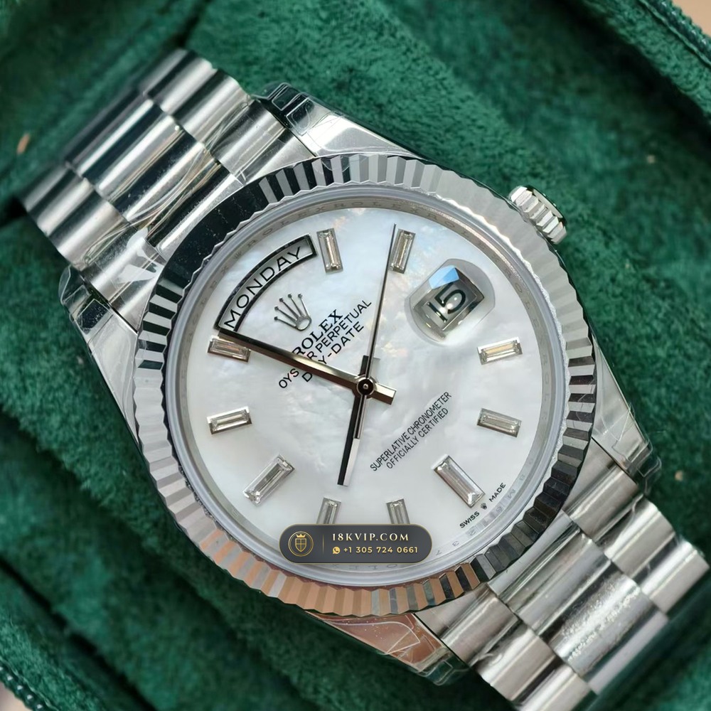 Rolex Day-Date 40 Iridescent Natural Mother-of-Pearl Dial 18K Everose Gold Ref. 228235 — Private Vault Edition — Studio Gallery Plate IV in 18K Rose Gold Au750 (210.9g Verified Mass, Rolex Manufacture Cal. 3255 - 70h Power Reserve)