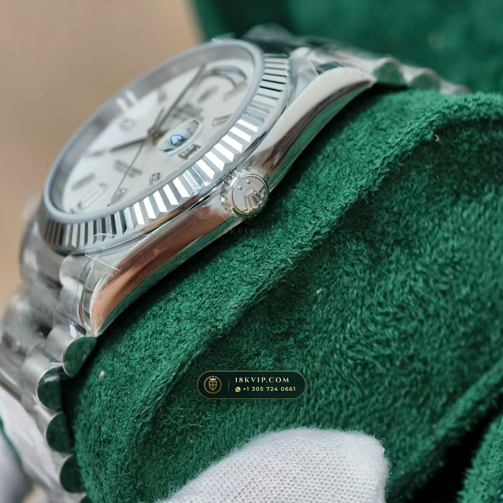 Rolex Day-Date 40 Iridescent Natural Mother-of-Pearl Dial 18K Everose Gold Ref. 228235 — Private Vault Edition — Studio Gallery Plate V in 18K Rose Gold Au750 (210.9g Verified Mass, Rolex Manufacture Cal. 3255 - 70h Power Reserve)
