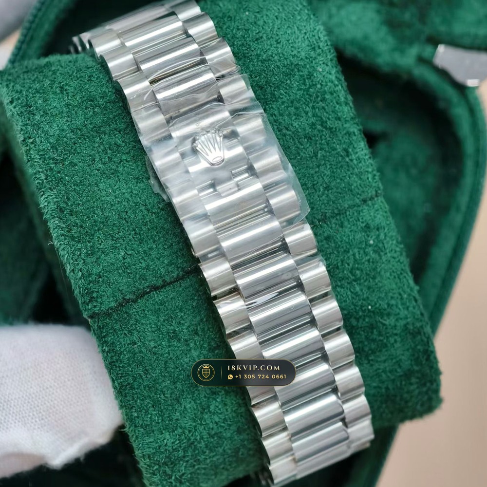 Rolex Day-Date 40 Iridescent Natural Mother-of-Pearl Dial 18K Everose Gold Ref. 228235 — Private Vault Edition — Studio Gallery Plate VII in 18K Rose Gold Au750 (210.9g Verified Mass, Rolex Manufacture Cal. 3255 - 70h Power Reserve)