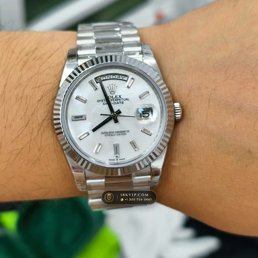 Rolex Day-Date 40 Iridescent Natural Mother-of-Pearl Dial 18K Everose Gold Ref. 228235 — Private Vault Edition — Studio Gallery Plate VIII in 18K Rose Gold Au750 (210.9g Verified Mass, Rolex Manufacture Cal. 3255 - 70h Power Reserve)