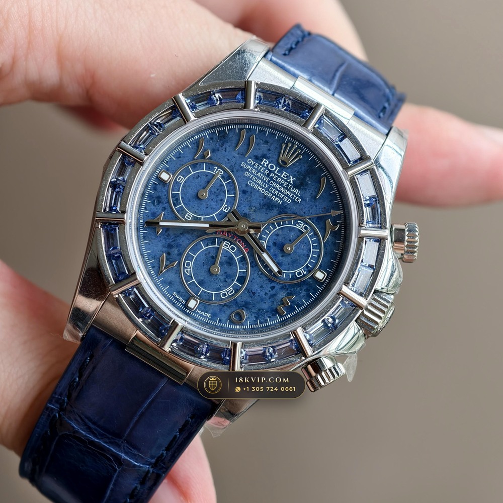 Rolex Cosmograph Daytona Blue Sodalite Stone Dial Diamond-Set Bezel 18K White Gold Ref. 116589SACI — Private Vault Edition — Studio Gallery Plate II in 18K White Gold Au750 (153.8g Verified Mass, Rolex Manufacture Cal. 4130 - 72h Power Reserve)