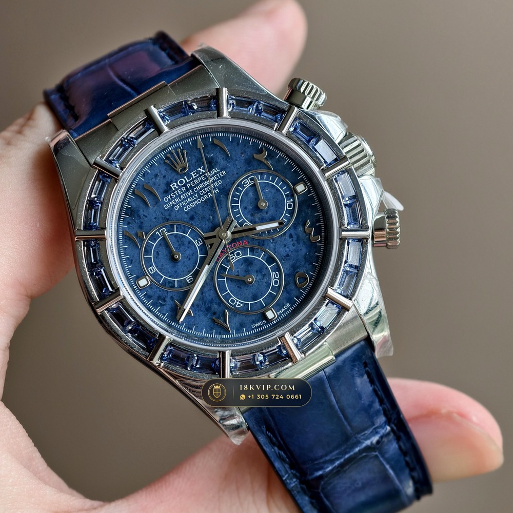 Rolex Cosmograph Daytona Blue Sodalite Stone Dial Diamond-Set Bezel 18K White Gold Ref. 116589SACI — Private Vault Edition — Studio Gallery Plate III in 18K White Gold Au750 (153.8g Verified Mass, Rolex Manufacture Cal. 4130 - 72h Power Reserve)
