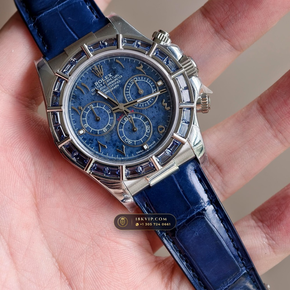 Rolex Cosmograph Daytona Blue Sodalite Stone Dial Diamond-Set Bezel 18K White Gold Ref. 116589SACI — Private Vault Edition — Studio Gallery Plate V in 18K White Gold Au750 (153.8g Verified Mass, Rolex Manufacture Cal. 4130 - 72h Power Reserve)
