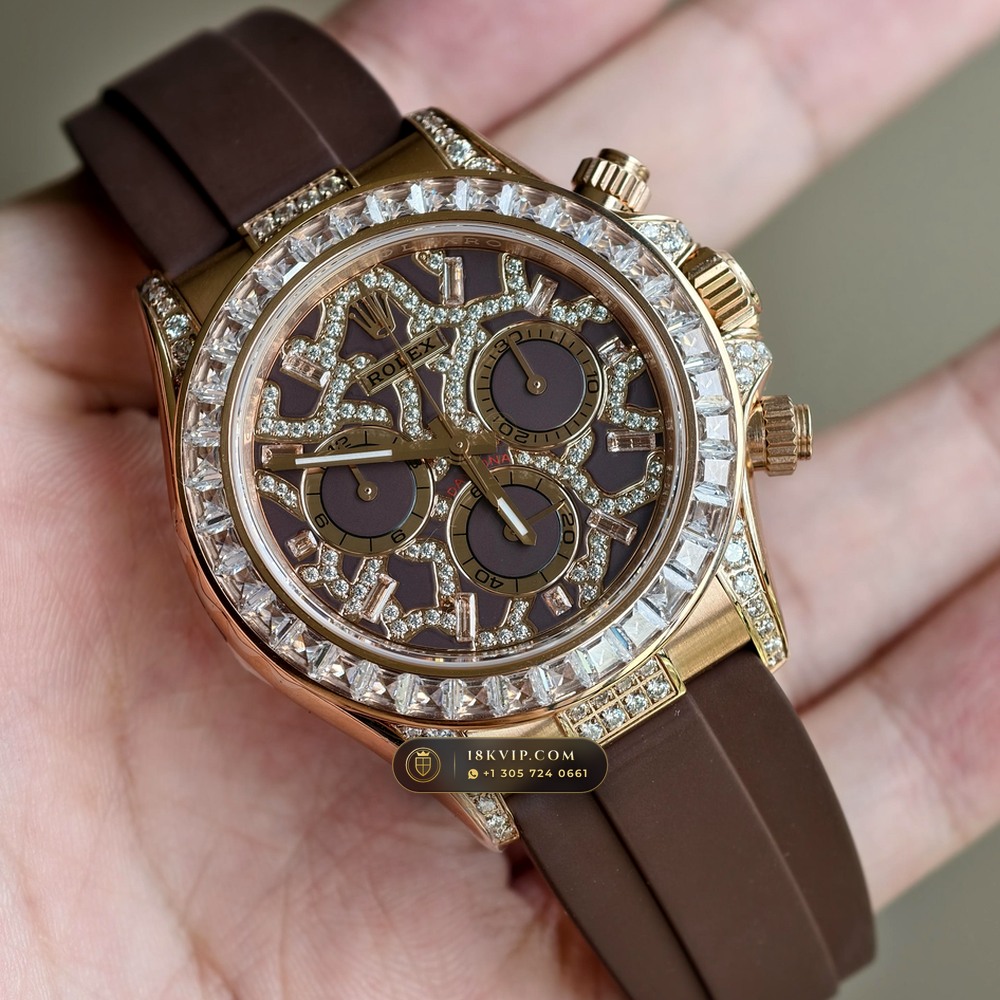 Rolex Cosmograph Daytona Giraffe Off-Catalogue Diamond Edition 18K Everose Gold Ref. 126555TBR — Private Vault Edition — Studio Gallery Plate II in 18K Rose Gold Au750 (216.4g Verified Mass, Rolex Manufacture Cal. 4131 - 72h Power Reserve)