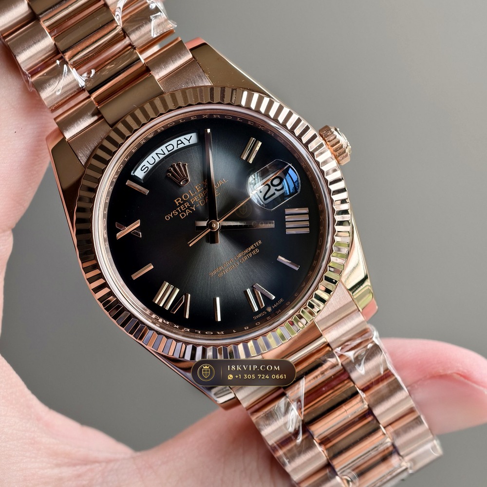 Rolex Day-Date 40 Graduated Slate-Grey Ombre Sunray Dial 18K Everose Gold Ref. 228235 — Private Vault Edition — Studio Gallery Plate II in 18K Rose Gold Au750 (210.7g Verified Mass, Rolex Manufacture Cal. 3255 - 70h Power Reserve)