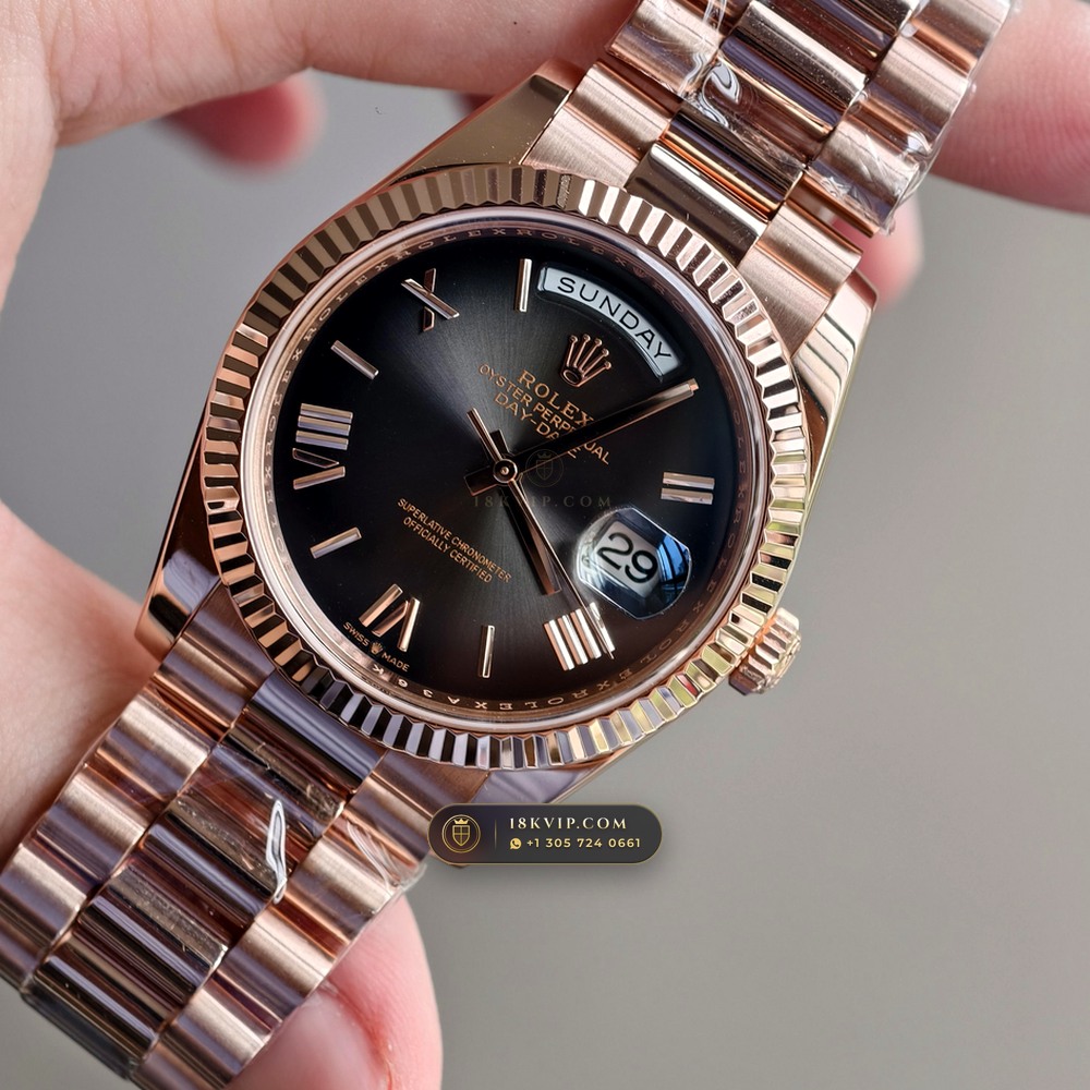 Rolex Day-Date 40 Graduated Slate-Grey Ombre Sunray Dial 18K Everose Gold Ref. 228235 — Private Vault Edition — Studio Gallery Plate III in 18K Rose Gold Au750 (210.7g Verified Mass, Rolex Manufacture Cal. 3255 - 70h Power Reserve)