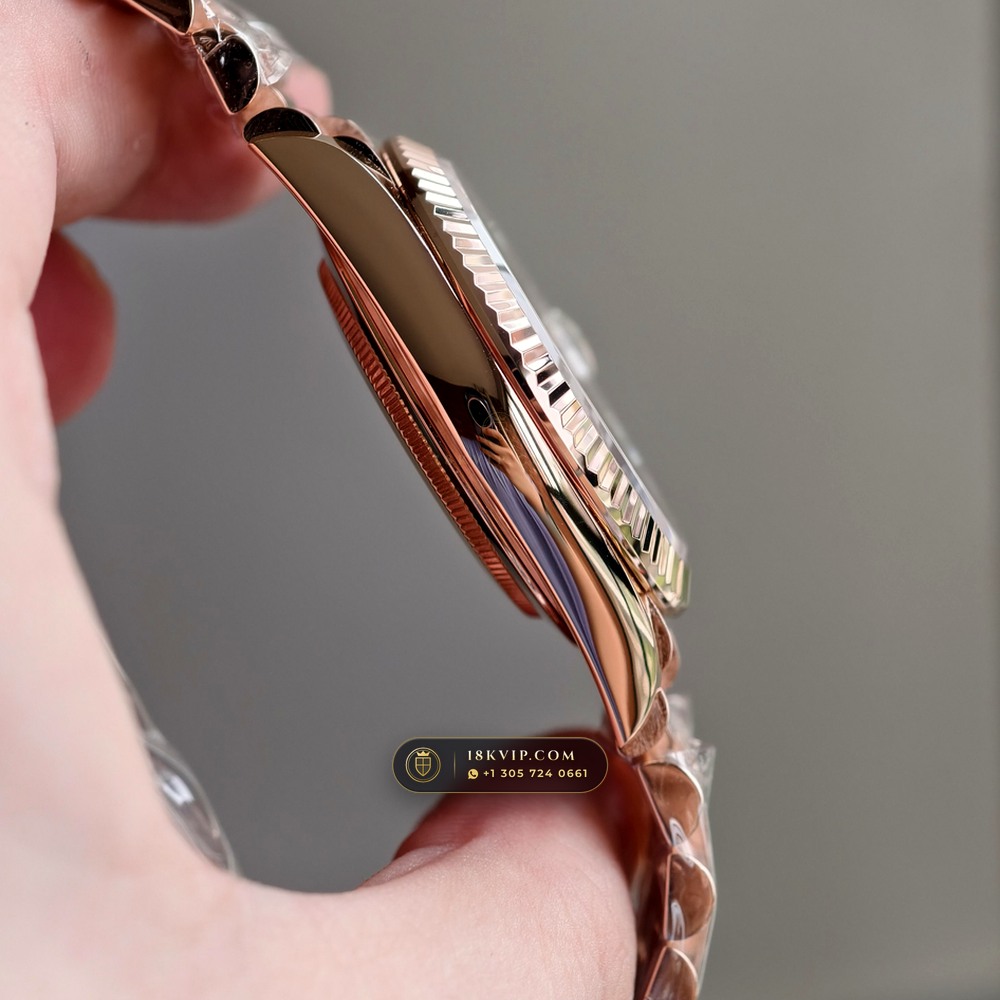 Rolex Day-Date 40 Graduated Slate-Grey Ombre Sunray Dial 18K Everose Gold Ref. 228235 — Private Vault Edition — Studio Gallery Plate IV in 18K Rose Gold Au750 (210.7g Verified Mass, Rolex Manufacture Cal. 3255 - 70h Power Reserve)