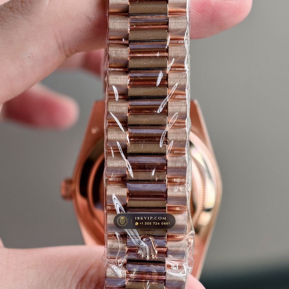 Rolex Day-Date 40 Graduated Slate-Grey Ombre Sunray Dial 18K Everose Gold Ref. 228235 — Private Vault Edition — Studio Gallery Plate VII in 18K Rose Gold Au750 (210.7g Verified Mass, Rolex Manufacture Cal. 3255 - 70h Power Reserve)