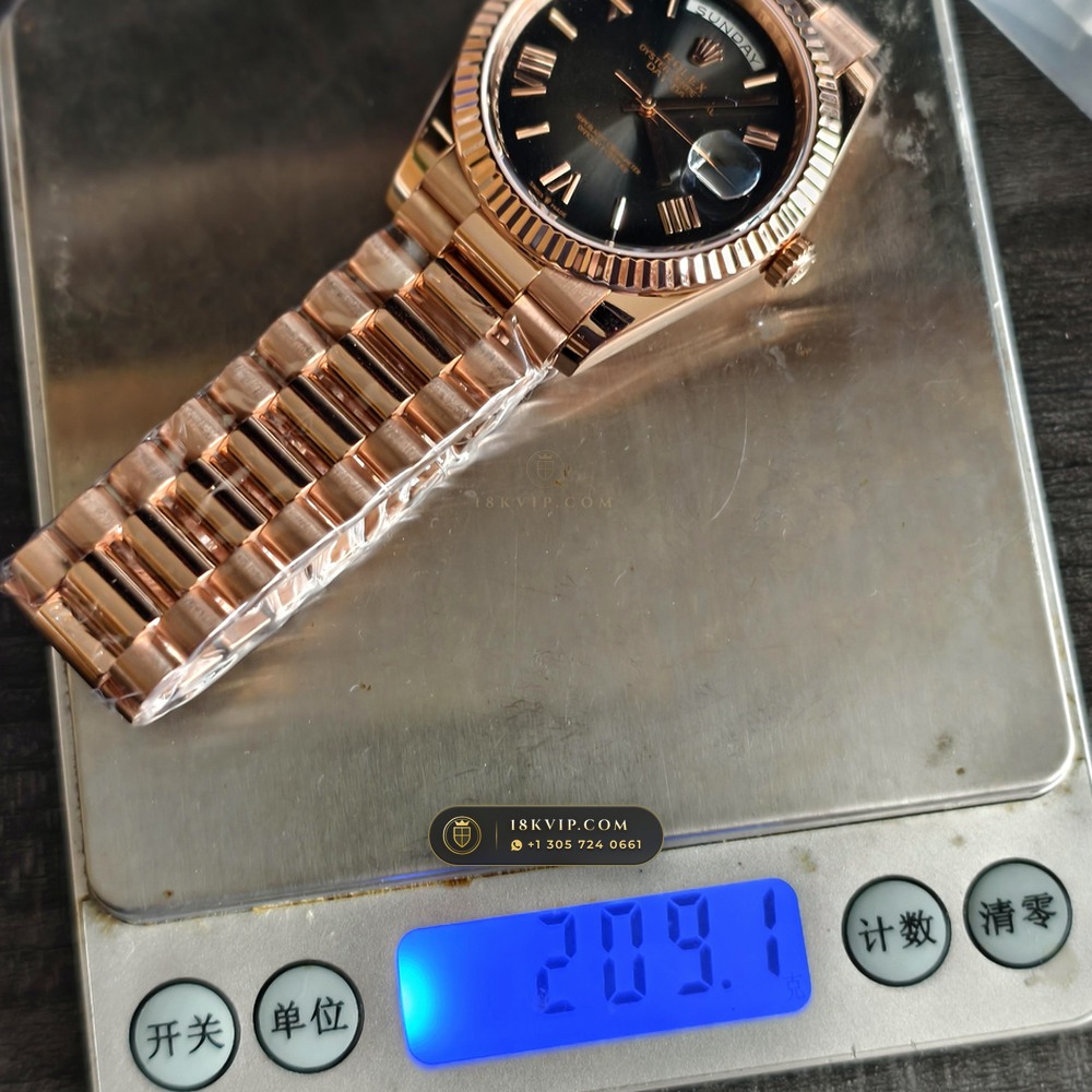 Rolex Day-Date 40 Graduated Slate-Grey Ombre Sunray Dial 18K Everose Gold Ref. 228235 — Private Vault Edition — Studio Gallery Plate VIII in 18K Rose Gold Au750 (210.7g Verified Mass, Rolex Manufacture Cal. 3255 - 70h Power Reserve)