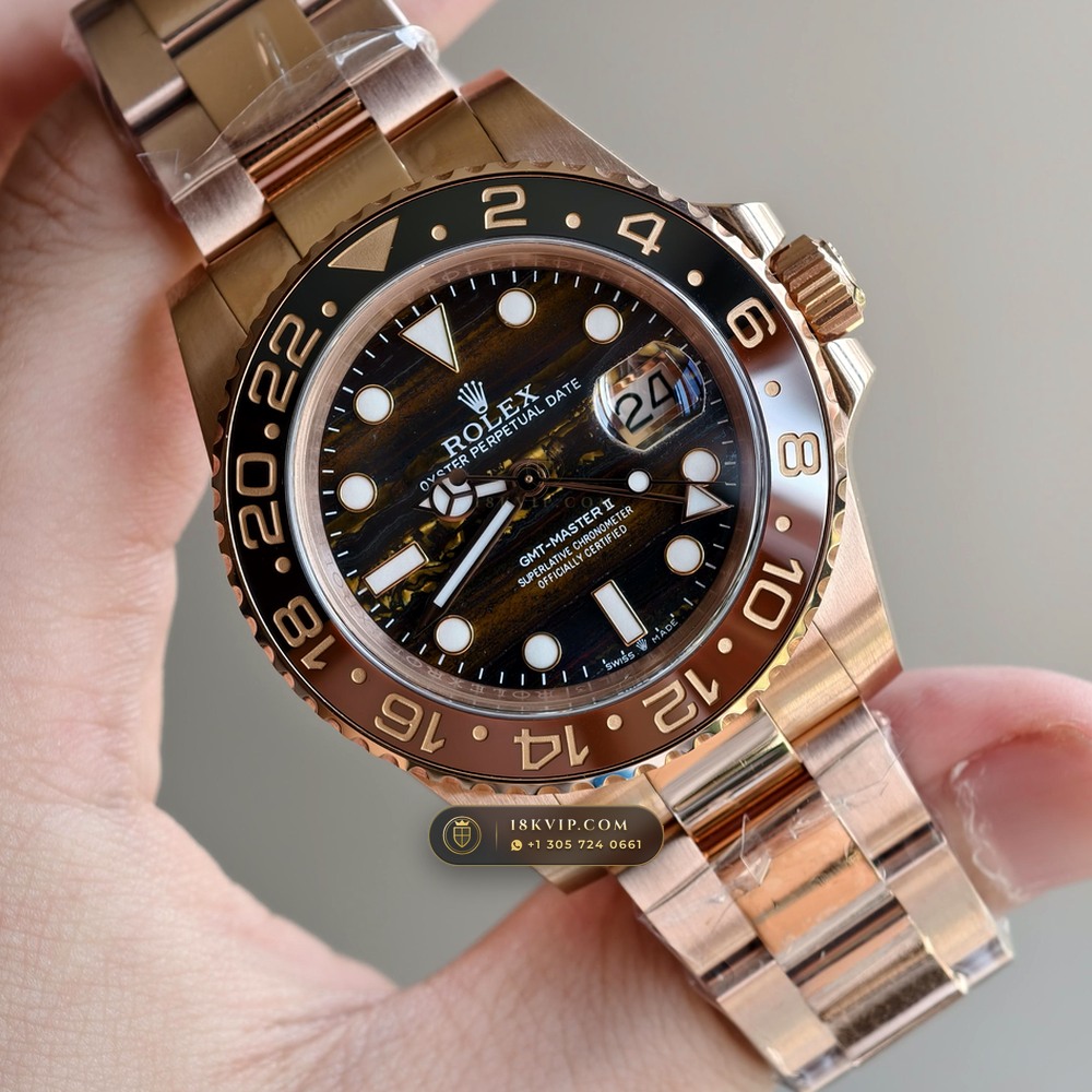 Rolex GMT-Master II Golden Chatoyant Tiger Eye Dial 18K Everose Gold Ref. 126715CHNR — Private Vault Edition — Studio Gallery Plate II in 18K Rose Gold Au750 (225.4g Verified Mass, Rolex Manufacture Cal. 3285 - 70h Power Reserve)
